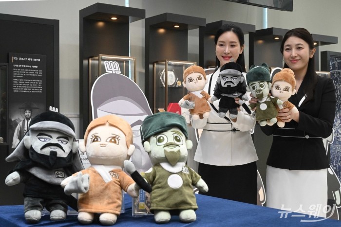 한국조폐공사가 30일 오전 서울 마포구 화폐제품판매관에서 화폐의 문화적 가치를 새롭게 조명하고 MZ세대와의 깊이 있게 소통하기 위한 세계관 마케팅 캐릭터 '조팸스(JOFAMS)'를 공개하고 있다. 사진=강민석 기자 kms@newsway.co.kr