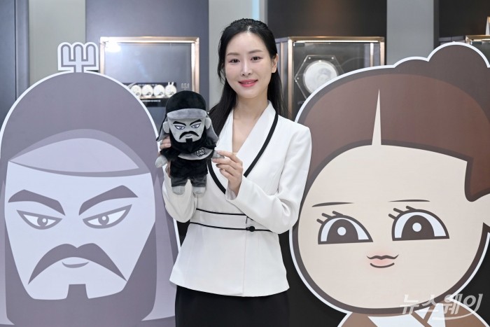 한국조폐공사가 30일 오전 서울 마포구 화폐제품판매관에서 화폐의 문화적 가치를 새롭게 조명하고 MZ세대와의 깊이 있게 소통하기 위한 세계관 마케팅 캐릭터 '조팸스(JOFAMS)'를 공개하고 있다. 사진=강민석 기자 kms@newsway.co.kr