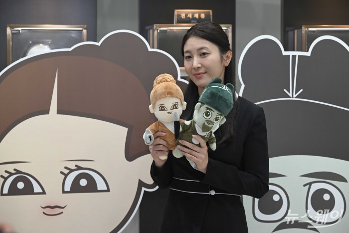 한국조폐공사가 30일 오전 서울 마포구 화폐제품판매관에서 화폐의 문화적 가치를 새롭게 조명하고 MZ세대와의 깊이 있게 소통하기 위한 세계관 마케팅 캐릭터 '조팸스(JOFAMS)'를 공개하고 있다. 사진=강민석 기자 kms@newsway.co.kr