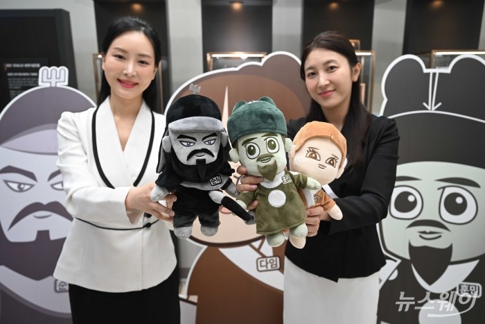 한국조폐공사가 30일 오전 서울 마포구 화폐제품판매관에서 화폐의 문화적 가치를 새롭게 조명하고 MZ세대와의 깊이 있게 소통하기 위한 세계관 마케팅 캐릭터 '조팸스(JOFAMS)'를 공개하고 있다. 사진=강민석 기자 kms@newsway.co.kr