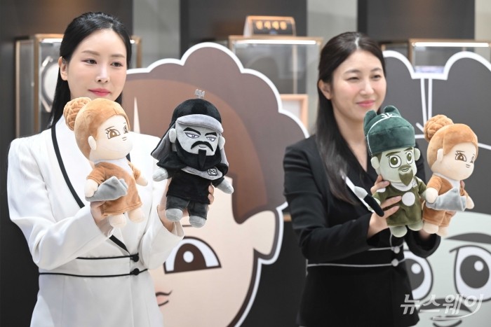 한국조폐공사가 30일 오전 서울 마포구 화폐제품판매관에서 화폐의 문화적 가치를 새롭게 조명하고 MZ세대와의 깊이 있게 소통하기 위한 세계관 마케팅 캐릭터 '조팸스(JOFAMS)'를 공개하고 있다. 사진=강민석 기자 kms@newsway.co.kr