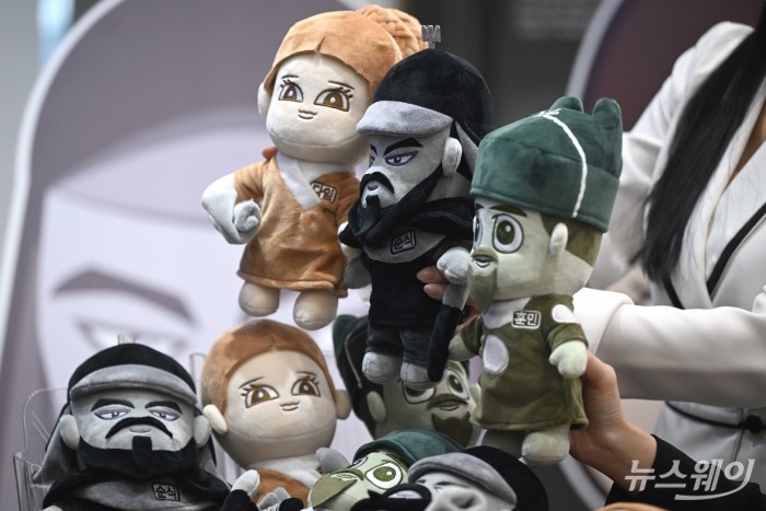 한국조폐공사가 30일 오전 서울 마포구 화폐제품판매관에서 화폐의 문화적 가치를 새롭게 조명하고 MZ세대와의 깊이 있게 소통하기 위한 세계관 마케팅 캐릭터 '조팸스(JOFAMS)'를 공개하고 있다. 사진=강민석 기자 kms@newsway.co.kr