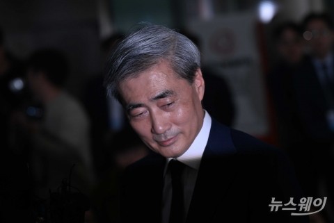 굳은 표정의 신현송 한은 총재 후보자 "1500원 환율, 불안 국면 아냐"