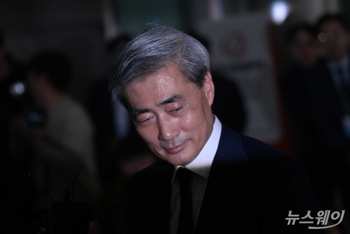 신현송 한국은행 총재 후보자가 31일 오전 서울 중구 한화금융플라자에 마련된 인사청문회 준비단 사무실로 첫 출근하며 취재진의 질문을 듣고 있다. 사진=강민석 기자 kms@newsway.co.kr