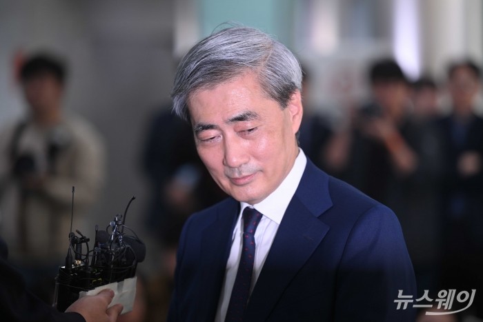 신현송 한국은행 총재 후보자가 31일 오전 서울 중구 한화금융플라자에 마련된 인사청문회 준비단 사무실로 첫 출근하며 취재진의 질문을 듣고 있다. 사진=강민석 기자 kms@newsway.co.kr