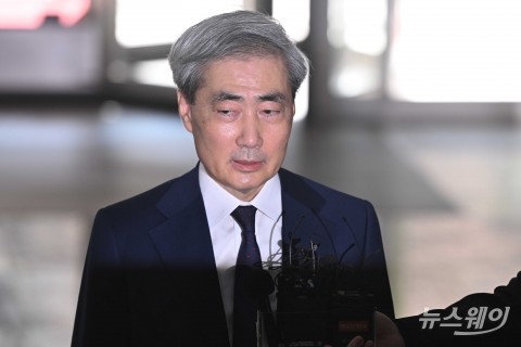 첫 출근한 신현송 한은 총재 후보자 "韓 경제 가장 큰 리스크, 단기적으로 중동 사태"