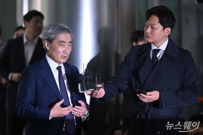 신현송 한국은행 총재 후보자가 31일 오전 서울 중구 한화금융플라자에 마련된 인사청문회 준비단 사무실로 첫 출근해 취재진의 질문에 답변하고 있다. 사진=강민석 기자 kms@newsway.co.kr