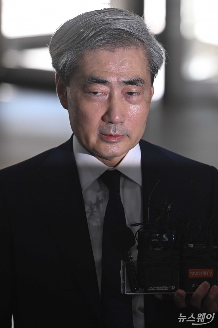 신현송 한국은행 총재 후보자가 31일 오전 서울 중구 한화금융플라자에 마련된 인사청문회 준비단 사무실로 첫 출근하며 취재진의 질문에 답변을 하고 있다. 사진=강민석 기자 kms@newsway.co.kr