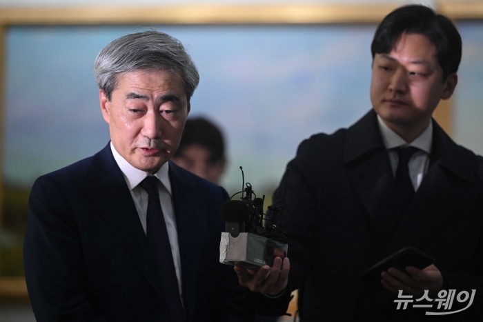 신현송 한국은행 총재 후보자가 31일 오전 서울 중구 한화금융플라자에 마련된 인사청문회 준비단 사무실로 첫 출근하며 취재진의 질문에 답변을 하고 있다. 사진=강민석 기자 kms@newsway.co.kr