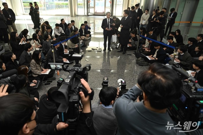 신현송 한국은행 총재 후보자가 31일 오전 서울 중구 한화금융플라자에 마련된 인사청문회 준비단 사무실로 첫 출근해 취재진의 질문에 답변하고 있다. 사진=강민석 기자 kms@newsway.co.kr