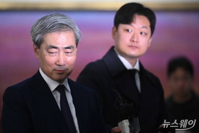 신현송 한국은행 총재 후보자가 31일 오전 서울 중구 한화금융플라자에 마련된 인사청문회 준비단 사무실로 첫 출근하며 취재진의 질문을 듣고 있다. 사진=강민석 기자 kms@newsway.co.kr