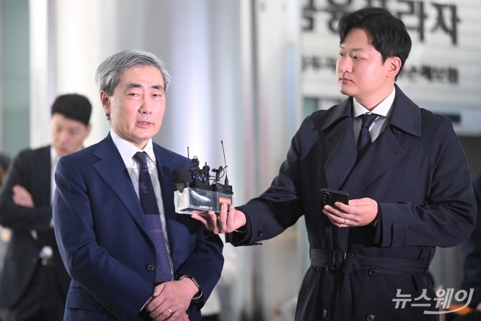 신현송 한국은행 총재 후보자가 31일 오전 서울 중구 한화금융플라자에 마련된 인사청문회 준비단 사무실로 첫 출근하며 취재진의 질문에 답변을 하고 있다. 사진=강민석 기자 kms@newsway.co.kr