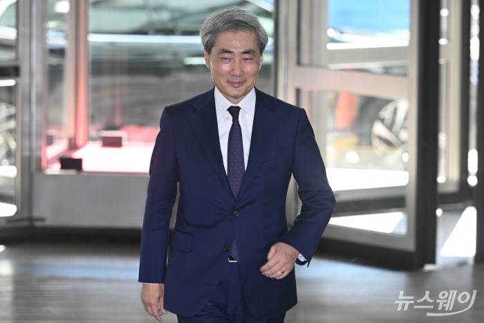 신현송 한국은행 총재 후보자가 31일 오전 서울 중구 한화금융플라자에 마련된 인사청문회 준비단 사무실로 첫 출근하고 있다. 사진=강민석 기자 kms@newsway.co.kr