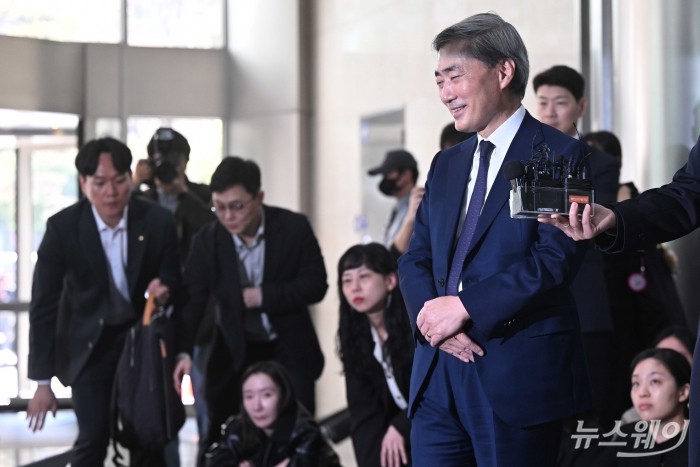신현송 한국은행 총재 후보자가 31일 오전 서울 중구 한화금융플라자에 마련된 인사청문회 준비단 사무실로 첫 출근하며 취재진의 질문에 답변을 하고 있다. 사진=강민석 기자 kms@newsway.co.kr