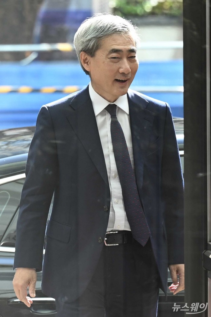 신현송 한국은행 총재 후보자가 31일 오전 서울 중구 한화금융플라자에 마련된 인사청문회 준비단 사무실로 첫 출근하고 있다. 사진=강민석 기자 kms@newsway.co.kr