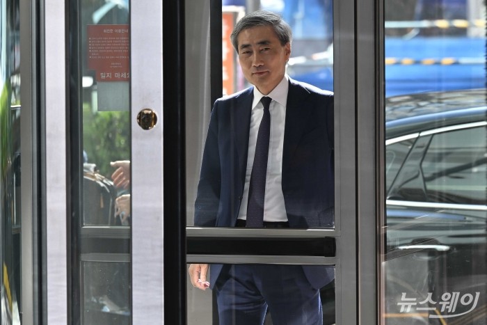 신현송 한국은행 총재 후보자가 31일 오전 서울 중구 한화금융플라자에 마련된 인사청문회 준비단 사무실로 첫 출근하고 있다. 사진=강민석 기자 kms@newsway.co.kr