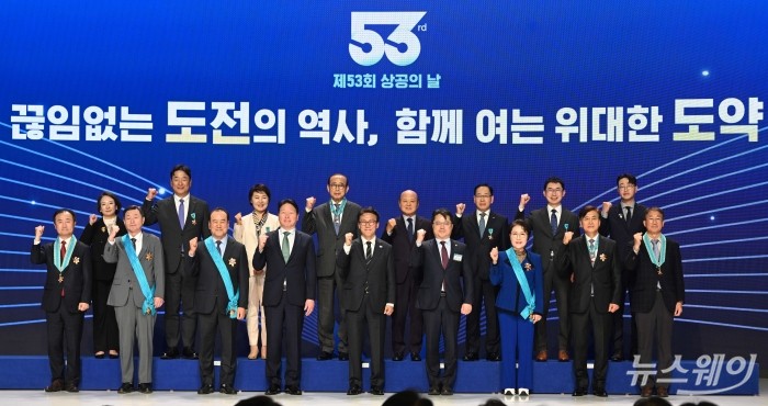 (앞 줄 오른쪽 다섯 번째)김민석 국무총리와 (앞 줄 왼쪽 네 번째)최태원 대한상공회의소 회장을 비롯한 수상자들이 기념촬영을 하고 있다. 사진=강민석 기자 kms@newsway.co.kr