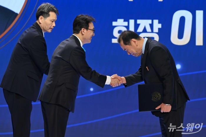 (왼쪽)김민석 국무총리가 31일 오후 서울 중구 대한상공회의소에서 열린 제53회 상공의 날 기념식에서 이성호 유니테크 회장에게 금탑산업훈장을 수여하기 앞서 악수하고 있다. 사진=강민석 기자 kms@newsway.co.kr