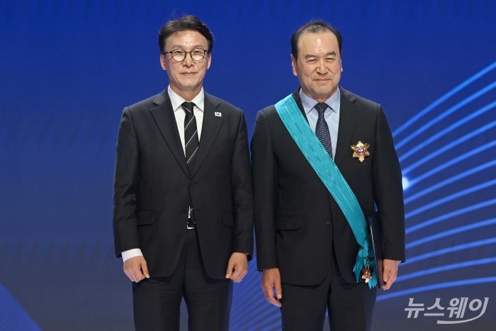 (왼쪽)김민석 국무총리가 31일 오후 서울 중구 대한상공회의소에서 열린 제53회 상공의 날 기념식에서 이성호 유니테크 회장에게 금탑산업훈장을 수여한 뒤 기념촬영을 하고 있다. 사진=강민석 기자 kms@newsway.co.kr