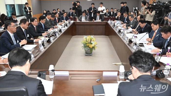 이억원 금융위원장이 1일 오전 서울 종로구 정부서울청사에서 열린 가계부채 점검회의에서 모두발언을 하고 있다. 사진=강민석 기자 kms@newsway.co.kr