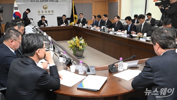 이억원 금융위원장이 1일 오전 서울 종로구 정부서울청사에서 열린 가계부채 점검회의에서 모두발언을 하고 있다. 사진=강민석 기자 kms@newsway.co.kr