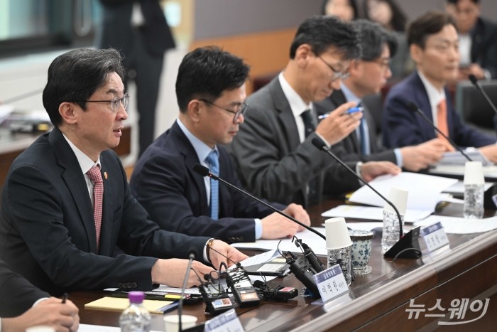 이억원 금융위원장이 1일 오전 서울 종로구 정부서울청사에서 열린 가계부채 점검회의에서 모두발언을 하고 있다. 사진=강민석 기자 kms@newsway.co.kr