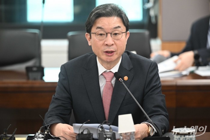 이억원 금융위원장이 1일 오전 서울 종로구 정부서울청사에서 열린 가계부채 점검회의에서 모두발언을 하고 있다. 사진=강민석 기자 kms@newsway.co.kr