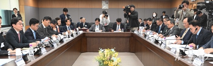 이억원 금융위원장이 1일 오전 서울 종로구 정부서울청사에서 열린 가계부채 점검회의에서 모두발언을 하고 있다. 사진=강민석 기자 kms@newsway.co.kr