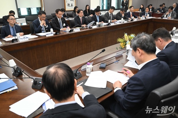 이억원 금융위원장이 1일 오전 서울 종로구 정부서울청사에서 열린 가계부채 점검회의에서 모두발언을 하고 있다. 사진=강민석 기자 kms@newsway.co.kr