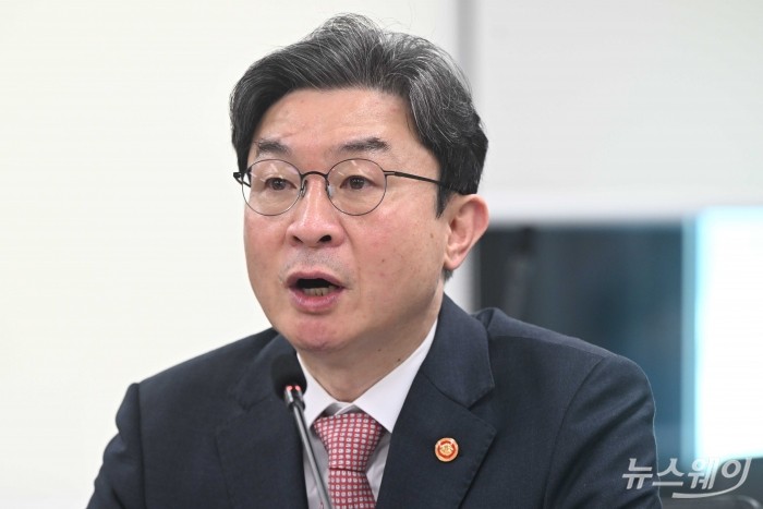 이억원 금융위원장이 1일 오전 서울 종로구 정부서울청사에서 열린 가계부채 점검회의에서 모두발언을 하고 있다. 사진=강민석 기자 kms@newsway.co.kr