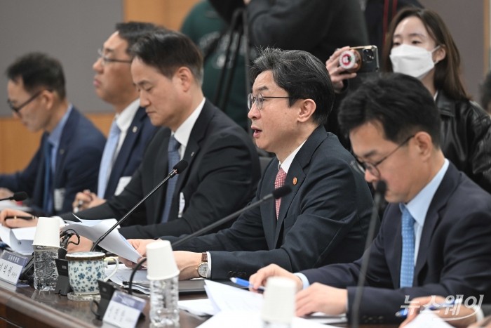 이억원 금융위원장이 1일 오전 서울 종로구 정부서울청사에서 열린 가계부채 점검회의에서 모두발언을 하고 있다. 사진=강민석 기자 kms@newsway.co.kr