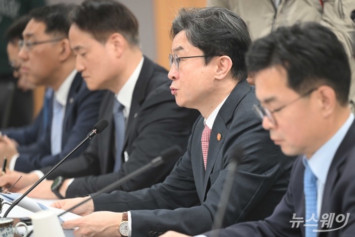 이억원 금융위원장이 1일 오전 서울 종로구 정부서울청사에서 열린 가계부채 점검회의에서 모두발언을 하고 있다. 사진=강민석 기자 kms@newsway.co.kr