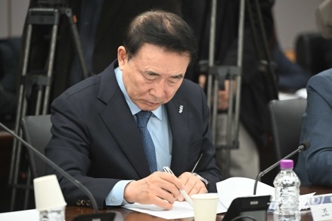 '가계부채' 자료 살펴보는 조용병 은행연합회장