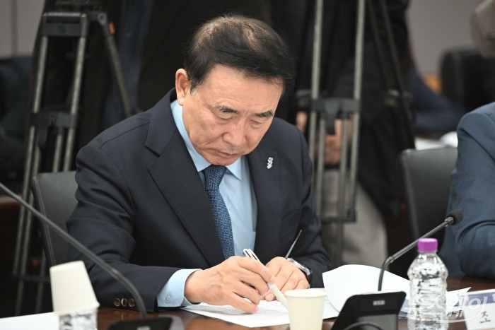 조용병 전국은행연합회장이 1일 오전 서울 종로구 정부서울청사에서 열린 가계부채 점검회의에 참석해 이억원 금융위원장의 모두발언을 경청하며 자료를 살펴보고 있다. 사진=강민석 기자 kms@newsway.co.kr