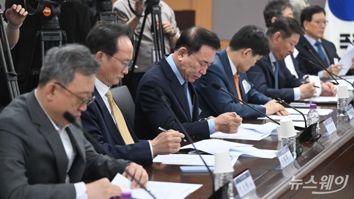 (왼쪽 세 번째)조용병 전국은행연합회장이 1일 오전 서울 종로구 정부서울청사에서 열린 가계부채 점검회의에 참석해 이억원 금융위원장의 모두발언을 경청하며 자료를 살펴보고 있다. 사진=강민석 기자 kms@newsway.co.kr