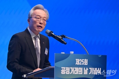 개회사 밝히는 최진식 중견련 회장