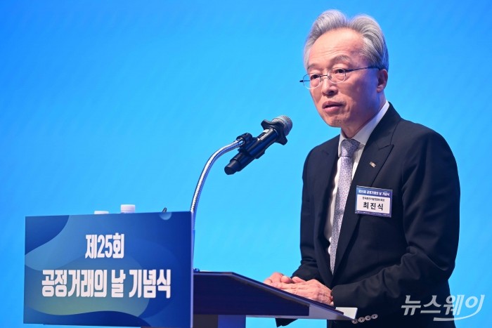 최진식 한국중견기업연합회장이 1일 오후 서울 중구 대한상공회의소에서 열린 공정거래의 날 기념식에서 개회사를 하고 있다. 사진=강민석 기자 kms@newsway.co.kr