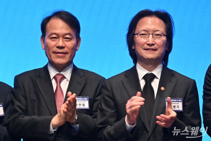 (오른쪽 주병기 공정거래위원회 위원장과 윤한홍 국회 정무위원장이 1일 오후 서울 중구 대한상공회의소에서 열린 공정거래의 날 기념식에서 기념촬영을 하고 있다. 사진=강민석 기자 kms@newsway.co.kr