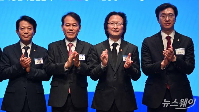 (오른쪽 두 번째)주병기 공정거래위원회 위원장을 비롯한 참석자들이 1일 오후 서울 중구 대한상공회의소에서 열린 공정거래의 날 기념식에서 기념촬영을 하고 있다. (왼쪽부터)이강일 더불어민주당 의원, 윤한홍 국회 정무위원장, 주 공정거래위원장, 강민국 국회 정무위원회 국민의힘 간사. 사진=강민석 기자 kms@newsway.co.kr