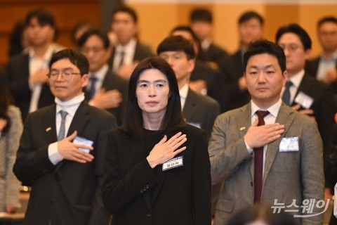 정신아 카카오 대표, 공정거래의 날 기념식서 국민의례 참석