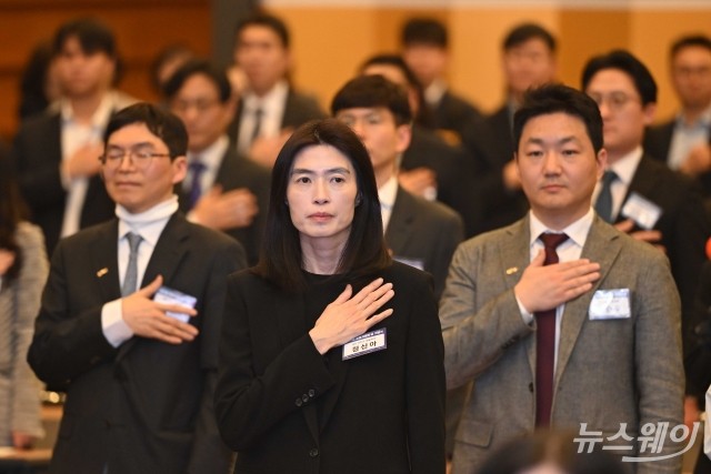 정신아 카카오 대표, 공정거래의 날 기념식서 국민의례 참석