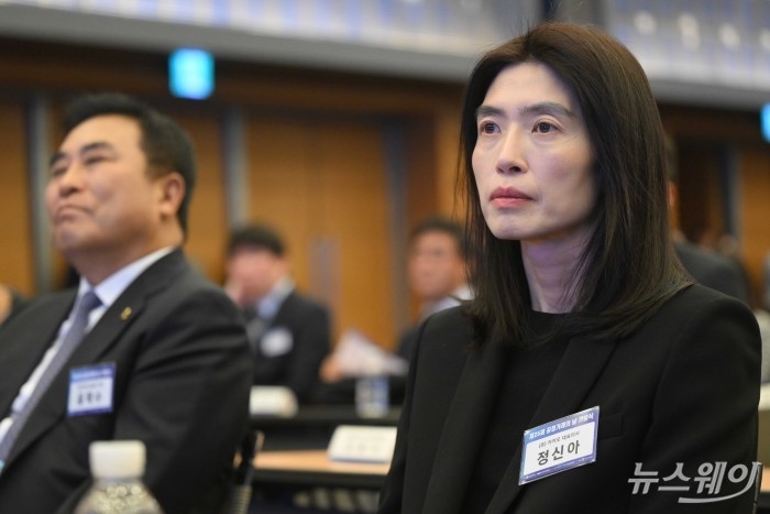 (오른쪽)정신아 카카오 대표이사가 1일 오후 서울 중구 대한상공회의소에서 열린 공정거래의 날 기념식에 참석해 자리하고 있다. 사진=강민석 기자 kms@newsway.co.kr