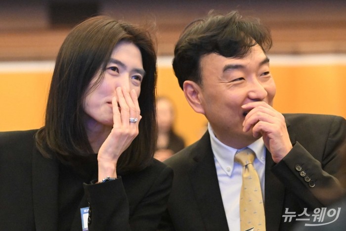 (왼쪽)정신아 카카오 대표이사가 1일 오후 서울 중구 대한상공회의소에서 열린 공정거래의 날 기념식에 참석해 관계자와 대화하고 있다. 사진=강민석 기자 kms@newsway.co.kr