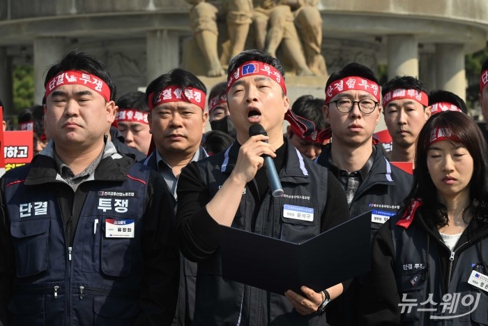 윤석구 전국금융산업노동조합 위원장이 2일 오전 서울 종로구 청와대 분수대 앞에서 열린 '정치적 지방이전 저지'와 '금융경쟁력 사수'를 위한 기자회견에서 발언을 하고 있다. 사진=강민석 기자 kms@newsway.co.kr