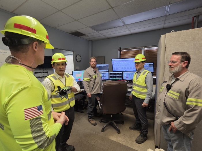 최윤범 고려아연 회장(좌측 두번째)이 미국 현지 직원들과 제련소 현황에 대한 의견을 나누고 있는 모습. 사진=고려아연 제공