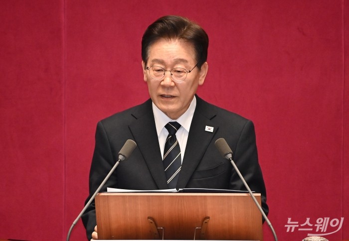 李대통령 "실거주 양도세 감면 필요···비거주엔 혜택 축소해야"