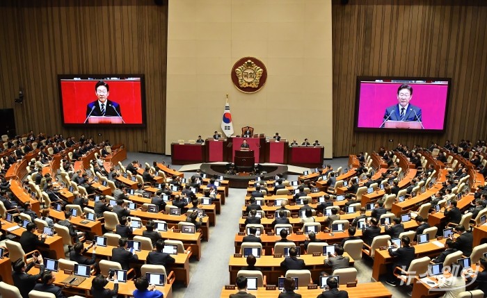 이재명 대통령이 2일 서울 여의도 국회 본회의장에서 중동 사태 대응 등을 위한 추가경정예산안에 대한 시정연설을 하고 있다. 사진=이수길 기자 Leo2004@newsway.co.kr