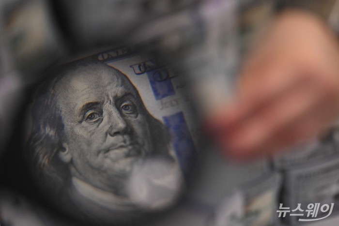 도널드 트럼프 미국 대통령의 이란 확전 예고 여파로 원·달러 환율이 금융위기 수준에 근접한 가운데, 2일 서울 중구 하나은행 위변조대응센터에서 직원이 달러를 점검하고 있다. 사진=강민석 기자 kms@newsway.co.kr