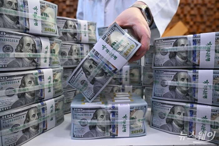 도널드 트럼프 미국 대통령의 이란 확전 예고 여파로 원·달러 환율이 금융위기 수준에 근접한 가운데, 2일 서울 중구 하나은행 위변조대응센터에서 직원이 달러를 점검하고 있다. 사진=강민석 기자 kms@newsway.co.kr