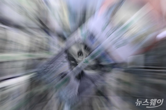 도널드 트럼프 미국 대통령의 이란 확전 예고 여파로 원·달러 환율이 금융위기 수준에 근접한 가운데, 2일 서울 중구 하나은행 위변조대응센터에서 직원이 달러를 점검하고 있다. 사진=강민석 기자 kms@newsway.co.kr